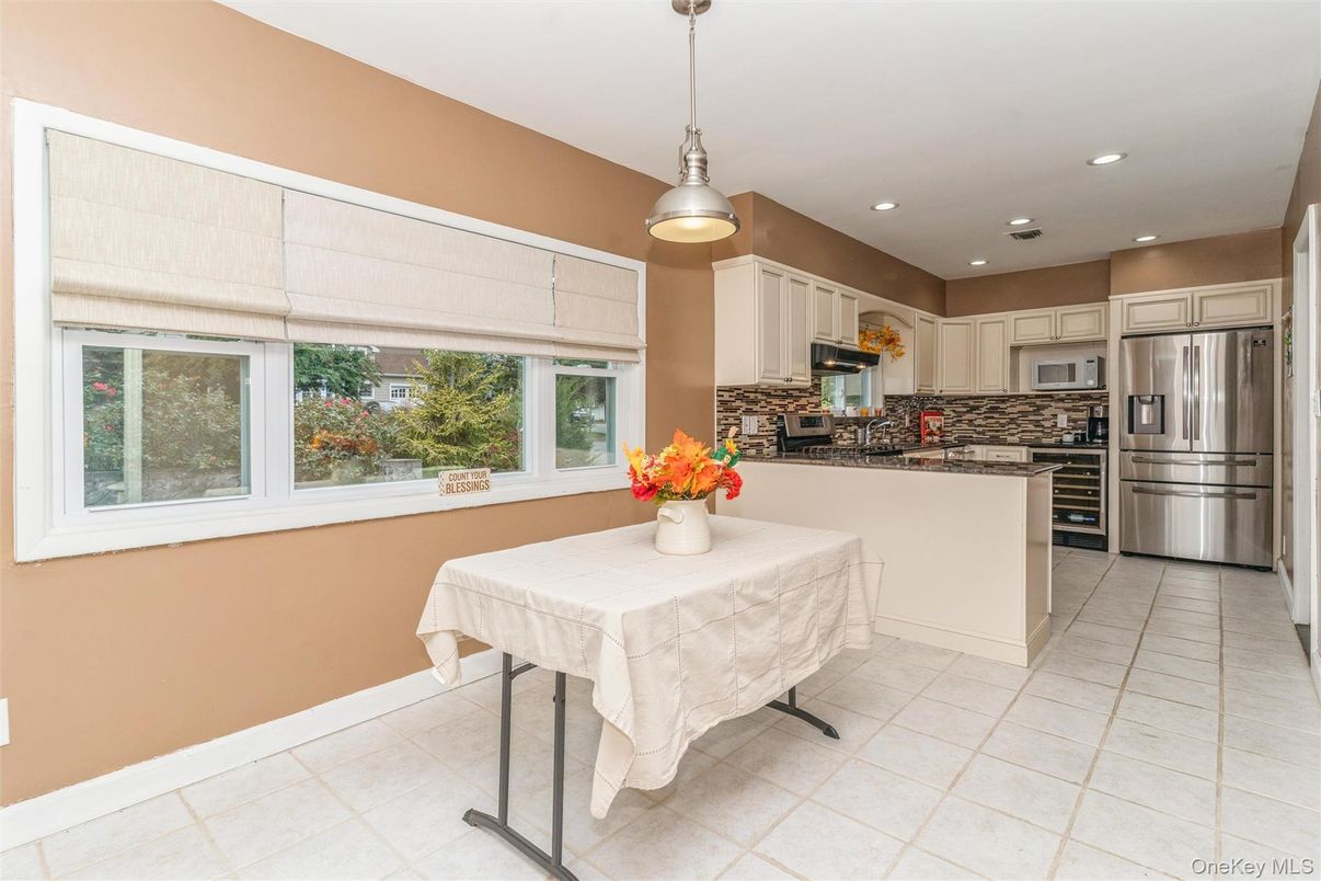 Dining room, Interior, Kitchen, Pendant Lights, Recessed Lighting, Stainless Steel Appliances