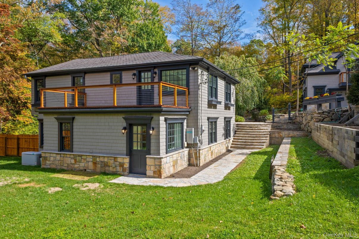 Exterior, Facade, Split Level