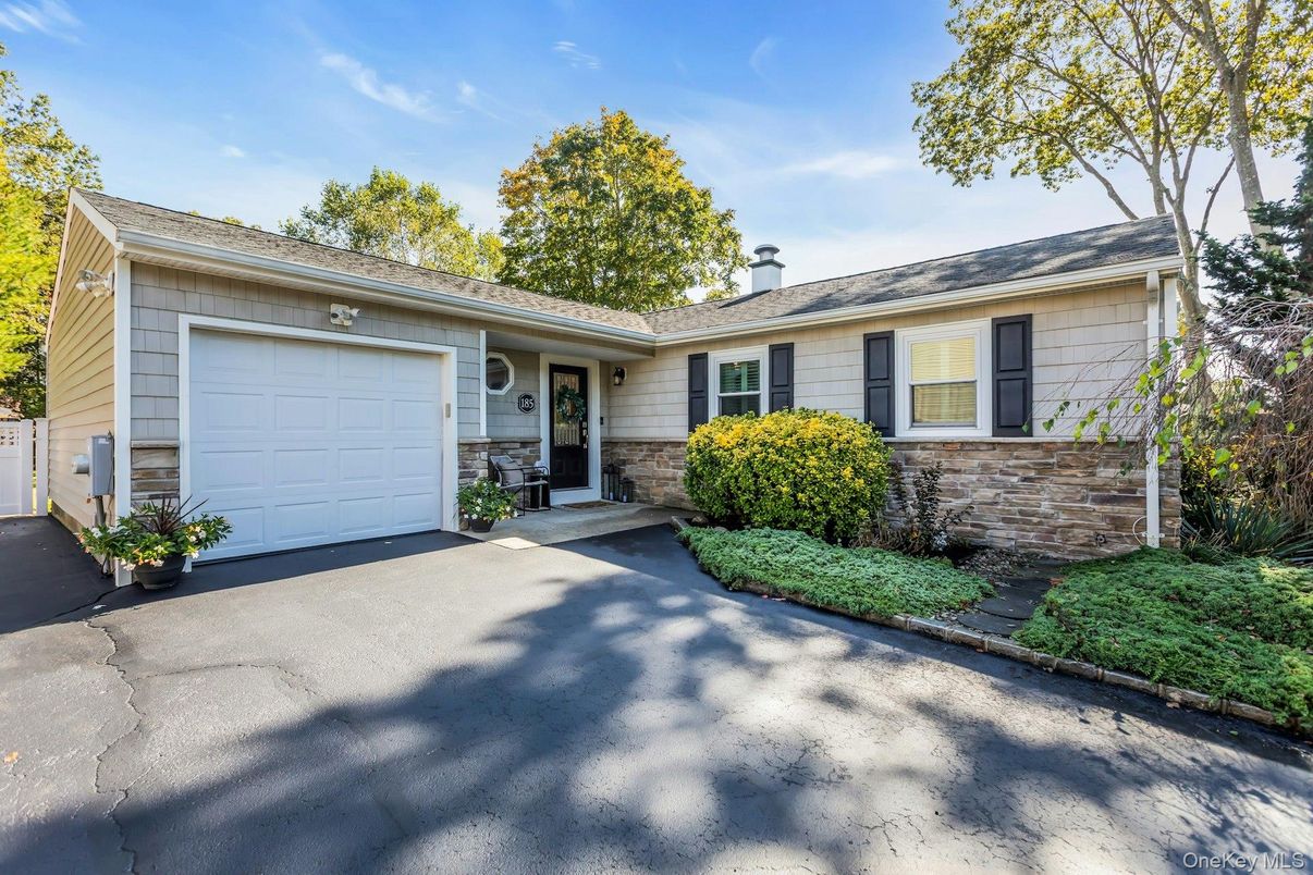 Attached, Exterior, Facade, Ranch