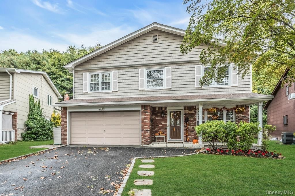 Attached, Exterior, Facade, American Craftsman