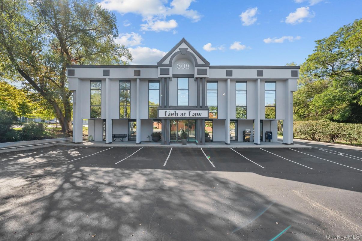 Exterior, Facade, Modern