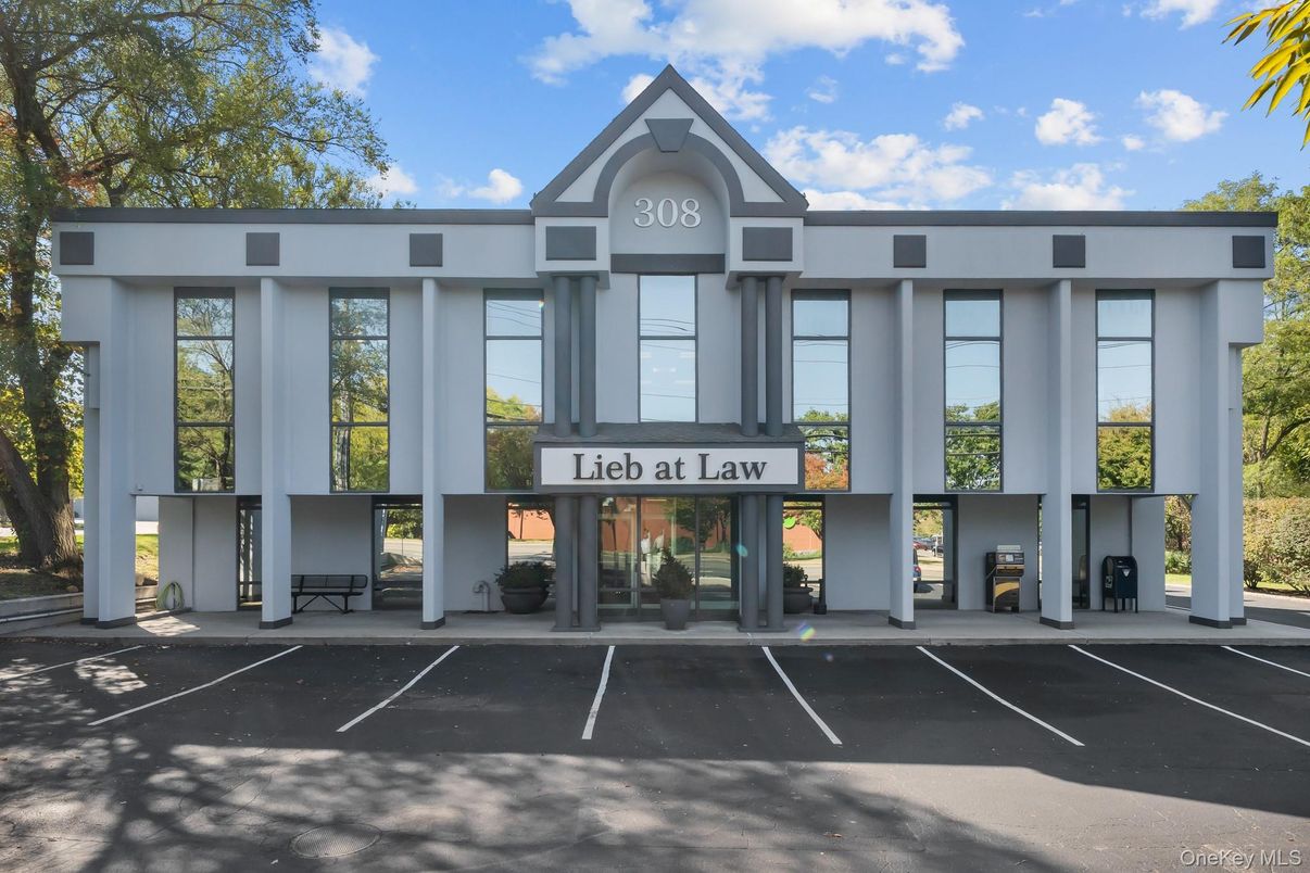 Exterior, Facade, Modern