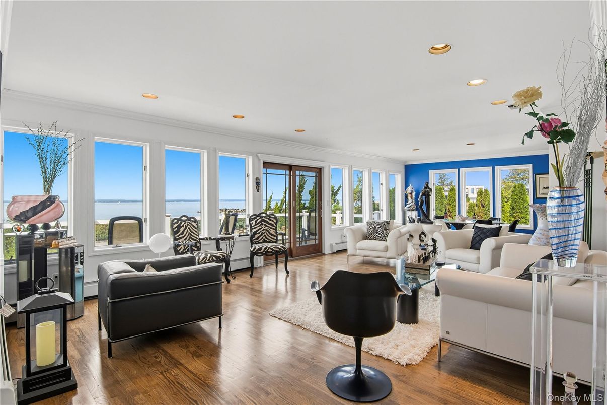 Interior, Living room, Recessed Lighting, Water, Wood Texture Flooring