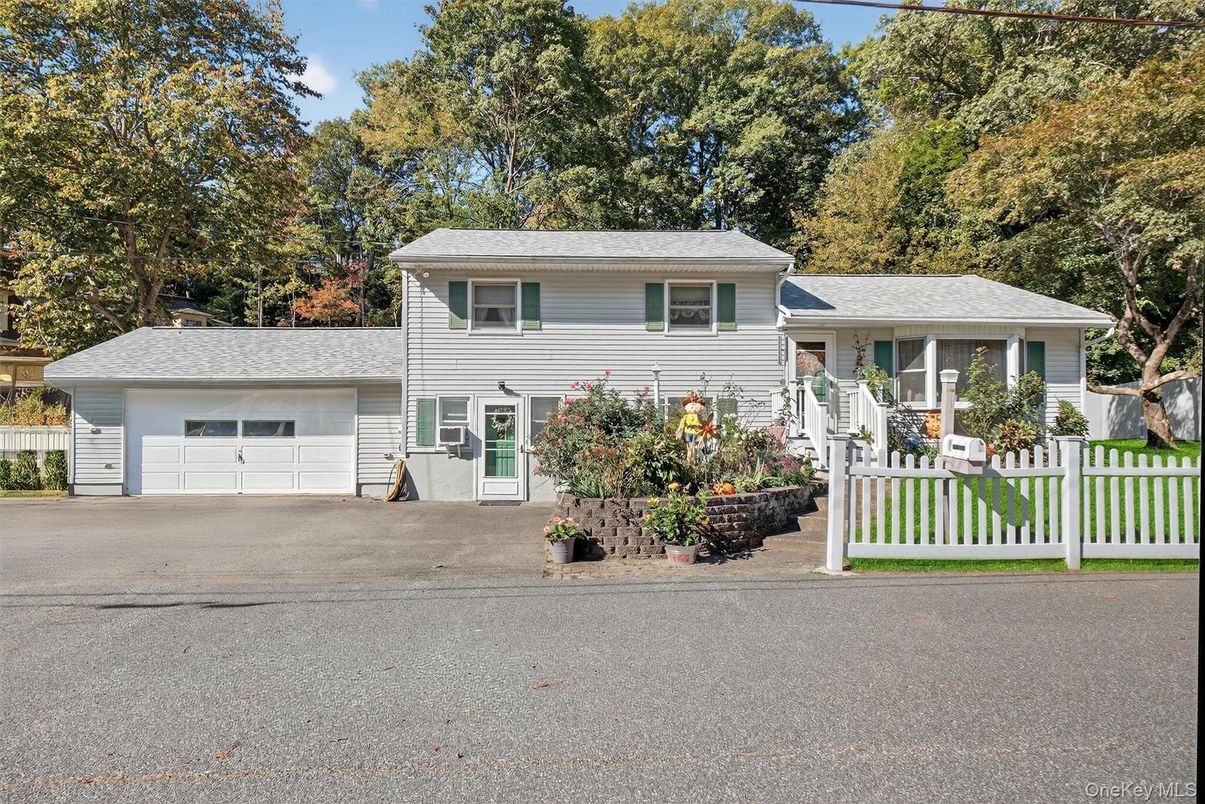 Attached, Exterior, Facade, Split Level