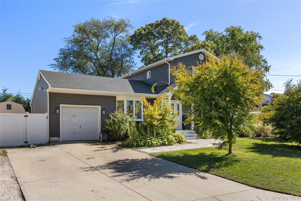 Attached, Exterior, Facade, Ranch
