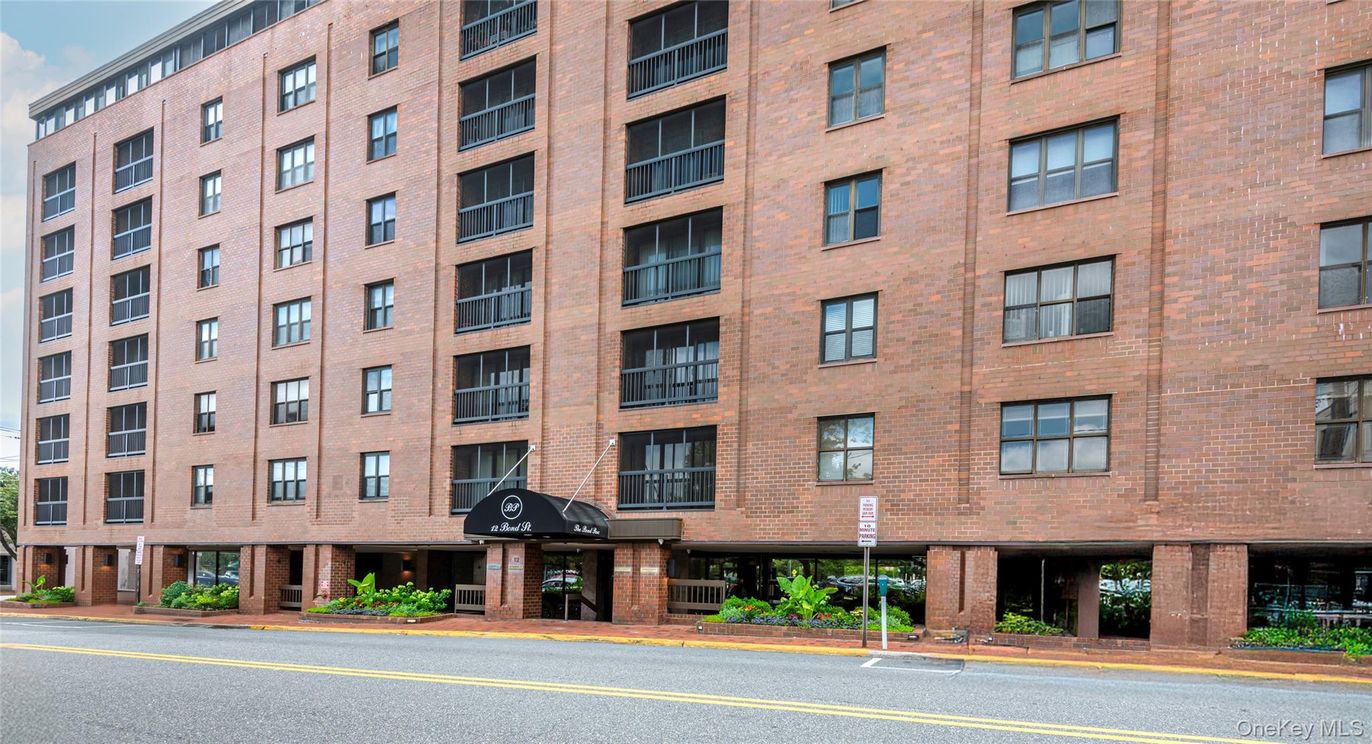 Exterior, Facade, Brick Facade, Chicago School