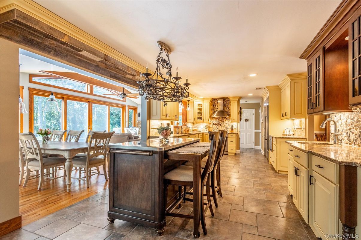 Chandelier, Dining room, Interior, Kitchen, Pendant Lights, Recessed Lighting, Wood Texture Flooring