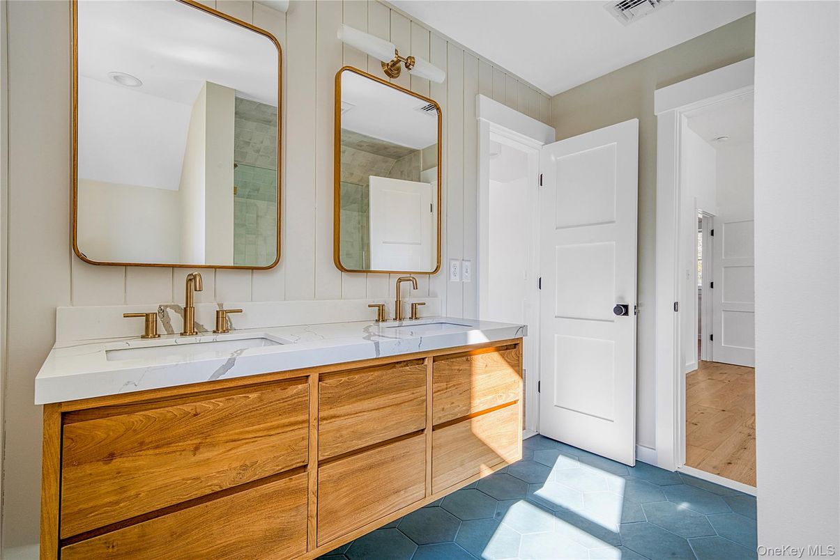 Bathroom, Dual Sink Vanities, Interior