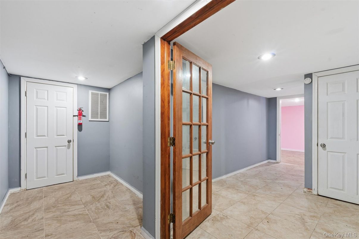 Empty room, Interior, Recessed Lighting