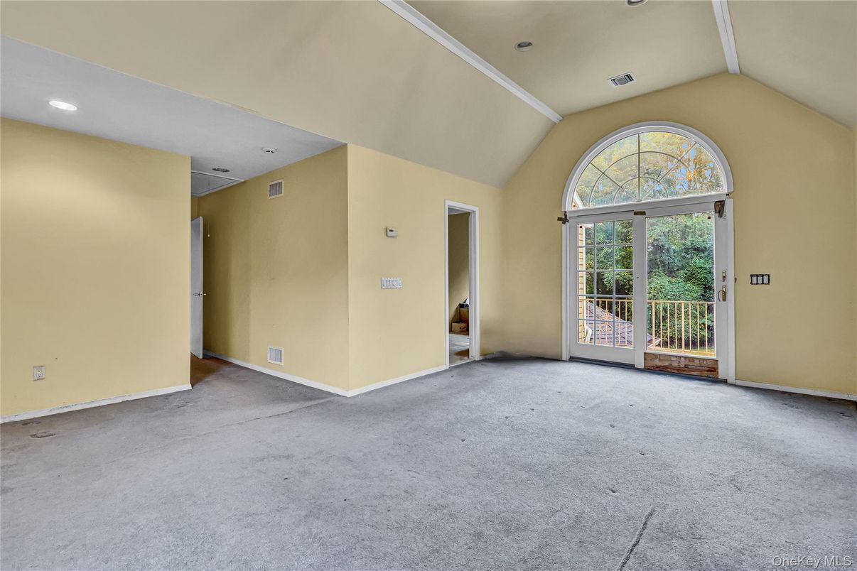 Empty room, Interior, Recessed Lighting