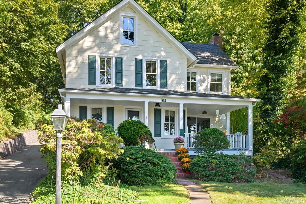 Exterior, Facade, Queen Anne Victorian