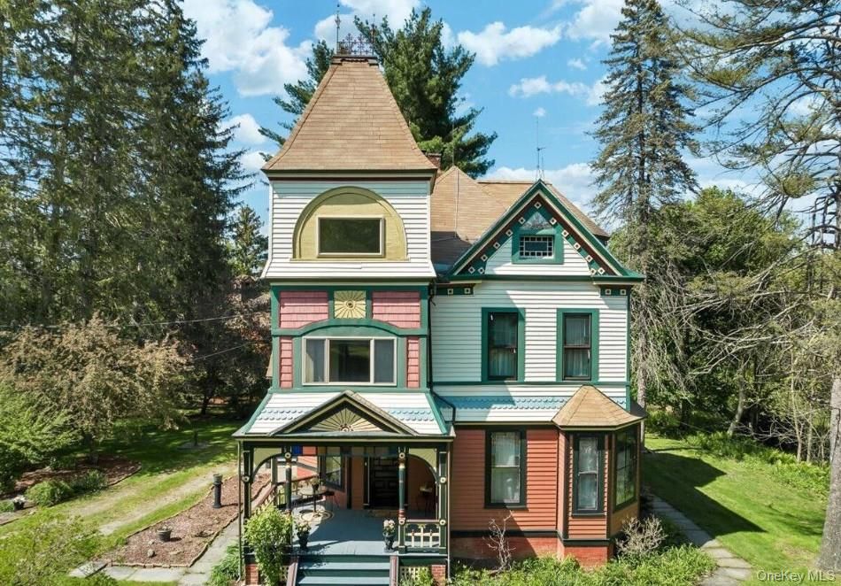 Backyard, Exterior, Facade, Queen Anne Victorian