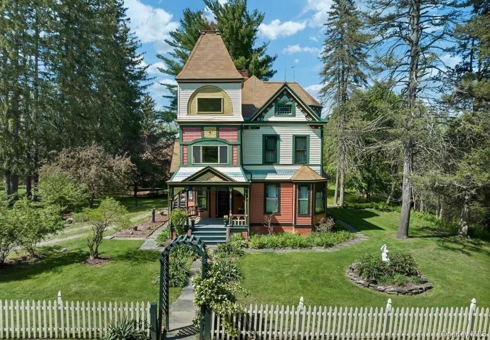 Backyard, Exterior, Facade, Queen Anne Victorian