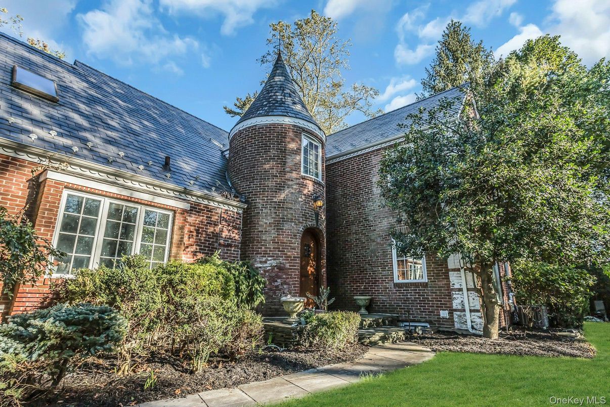 Exterior, Facade, Brick Facade, Queen Anne Victorian