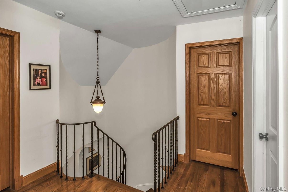 Interior, Pendant Lights, Wood Texture Flooring