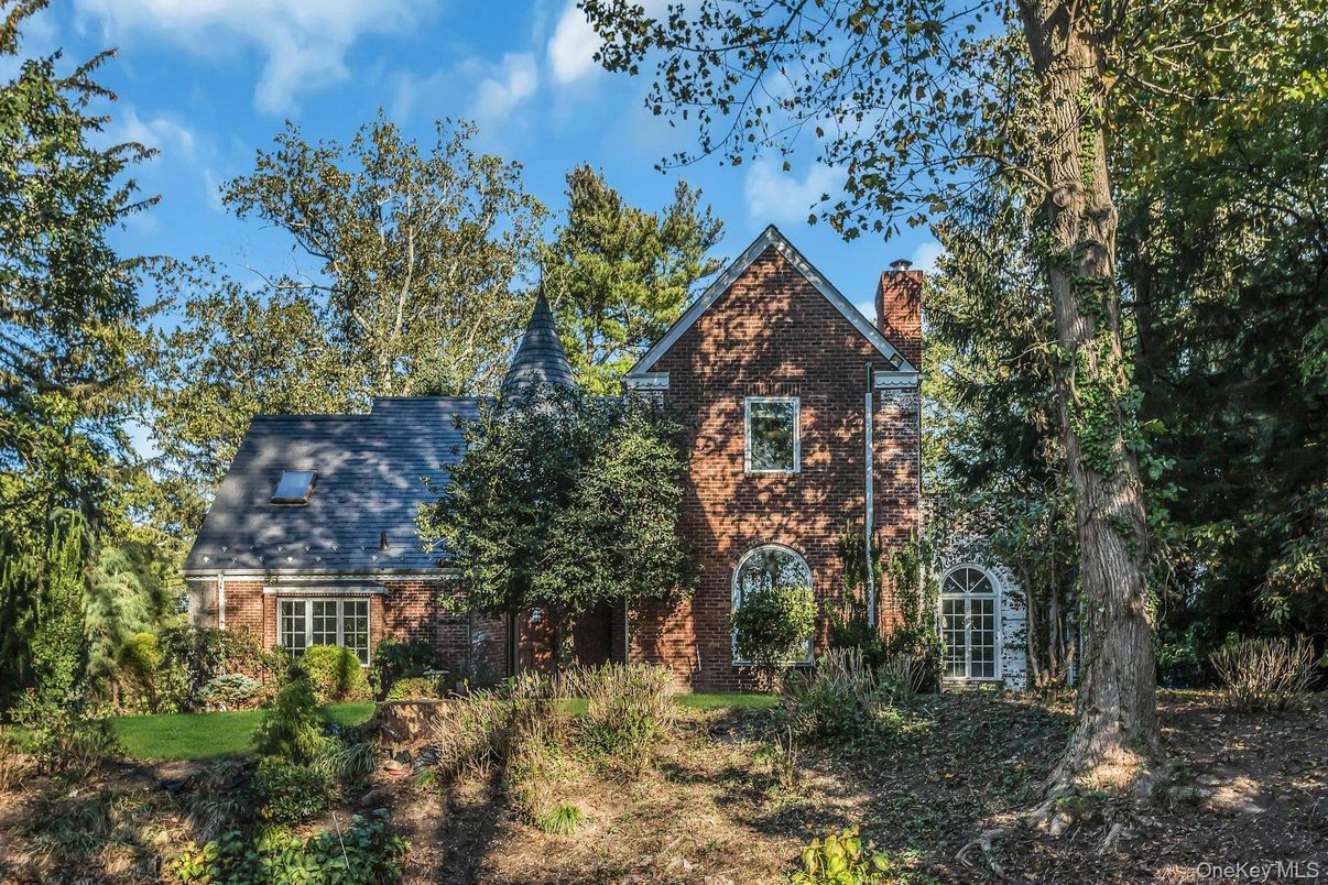Exterior, Facade, Brick Facade, Brick Traditional