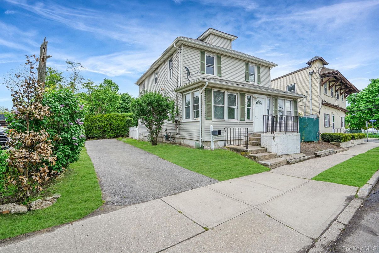 Exterior, Facade, American Foursquare