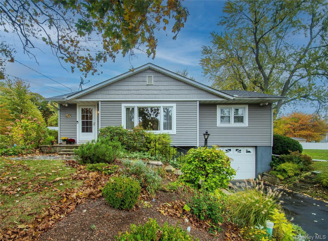 Attached, Exterior, Facade, Split Level