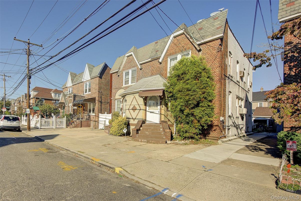 Exterior, Facade, Brick Facade, Queen Anne Victorian