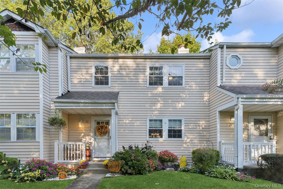 Exterior, Facade, Rowhouse