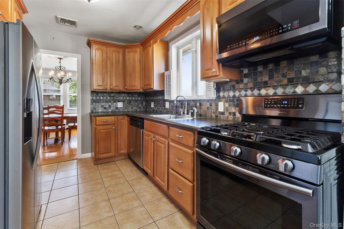 Chandelier, Dining room, Interior, Kitchen, Stainless Steel Appliances
