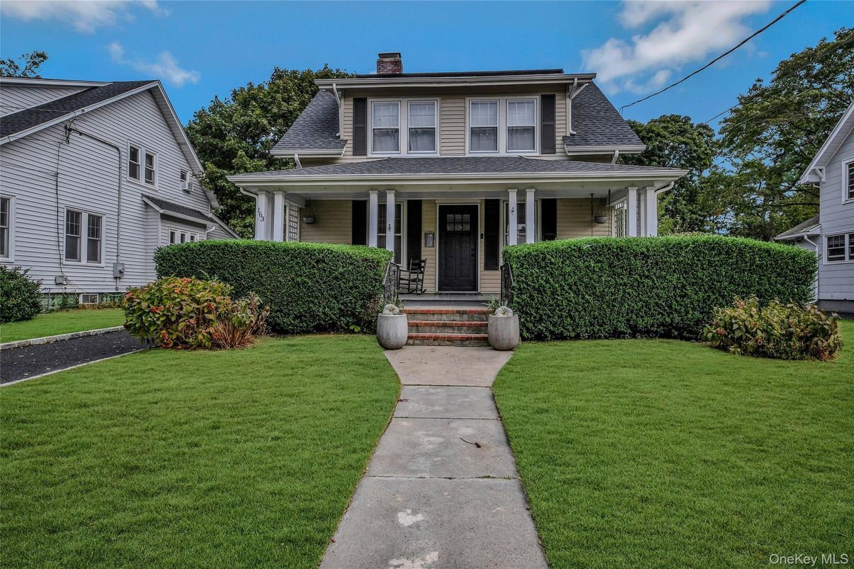 Exterior, Facade, American Foursquare