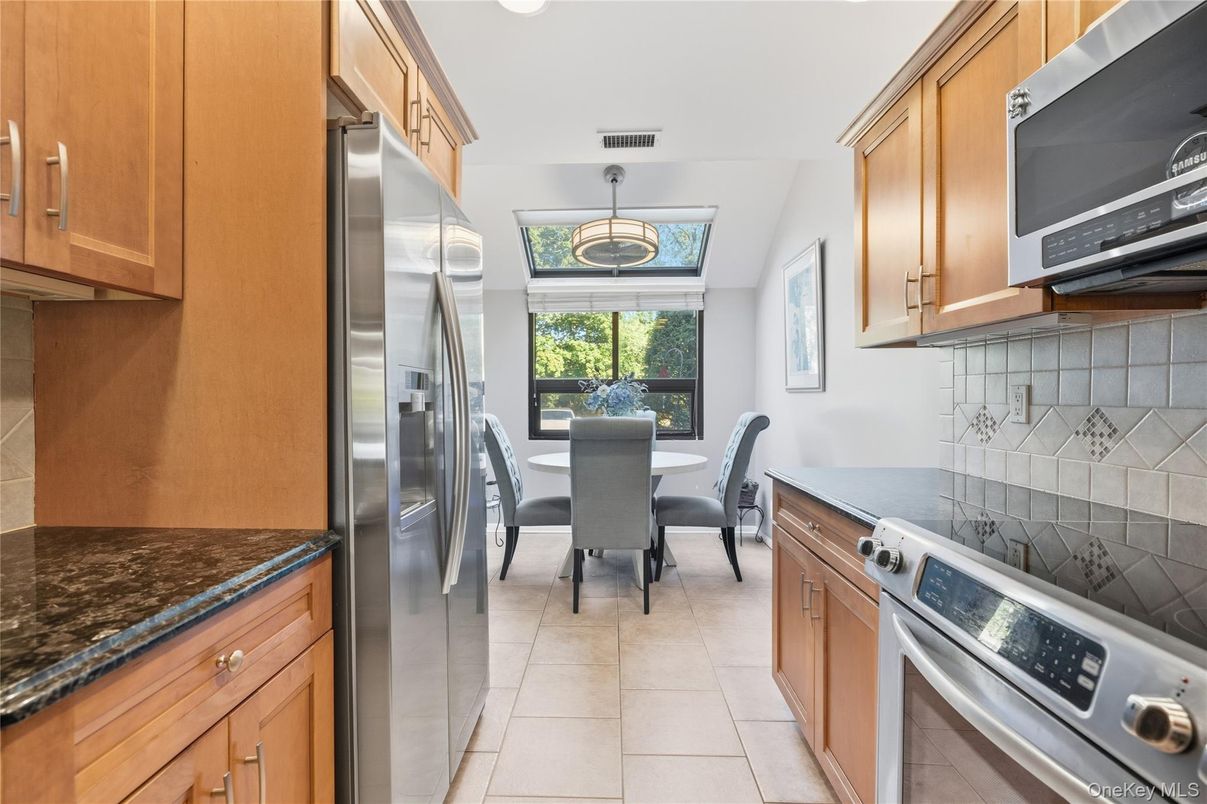 Dining room, Interior, Kitchen, Pendant Lights, Stainless Steel Appliances