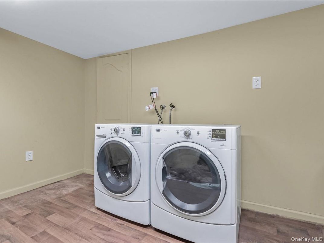 Interior, Washer, Wood Texture Flooring