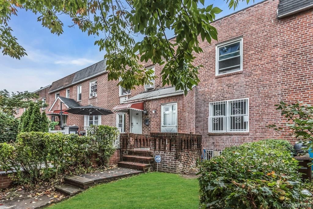 Exterior, Facade, Brick Facade, Rowhouse