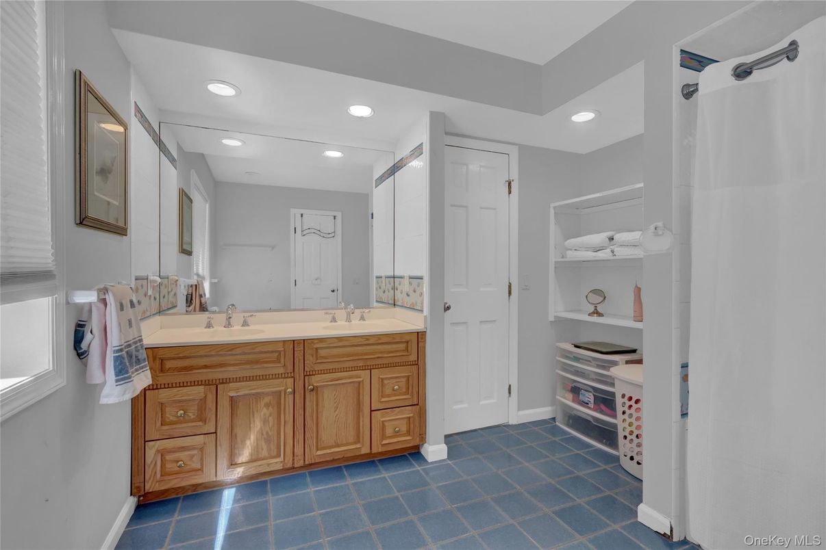 Bathroom, Dual Sink Vanities, Interior, Recessed Lighting