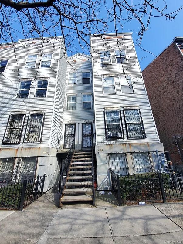 Exterior, Facade, Rowhouse