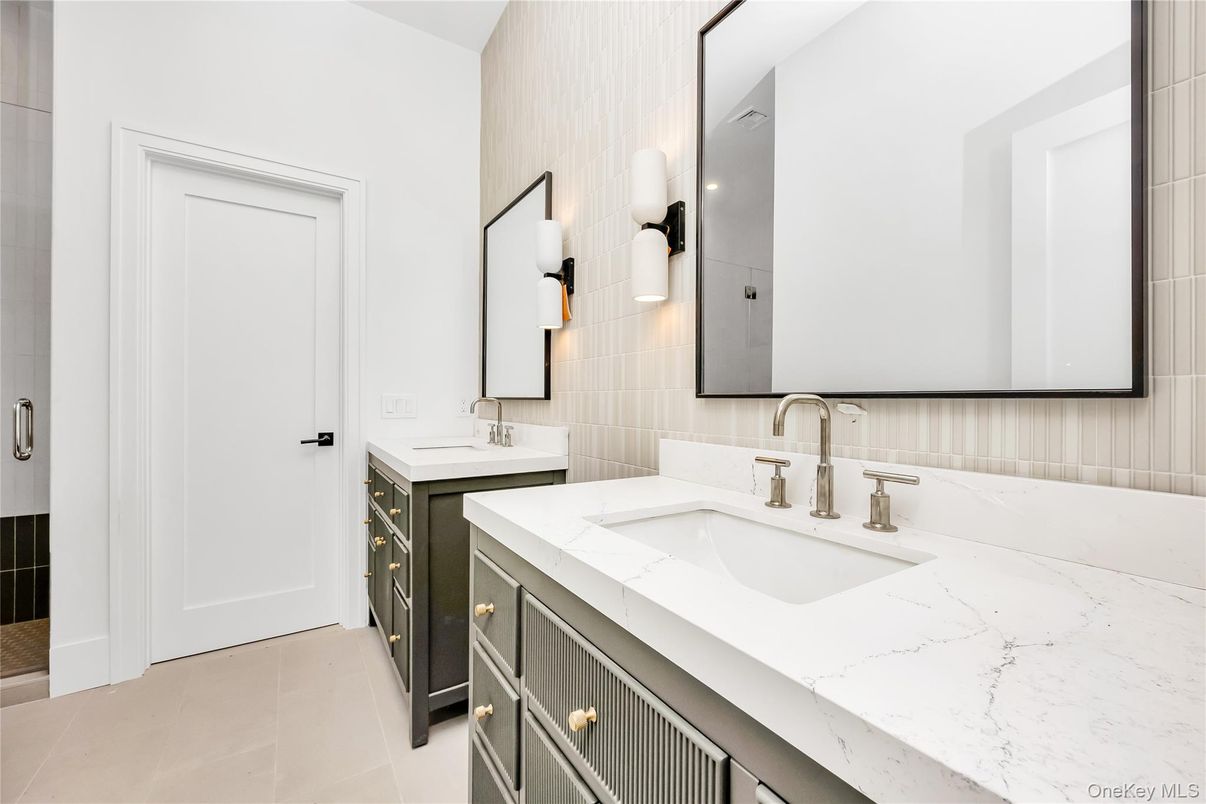 Bathroom, Dual Sink Vanities, Interior