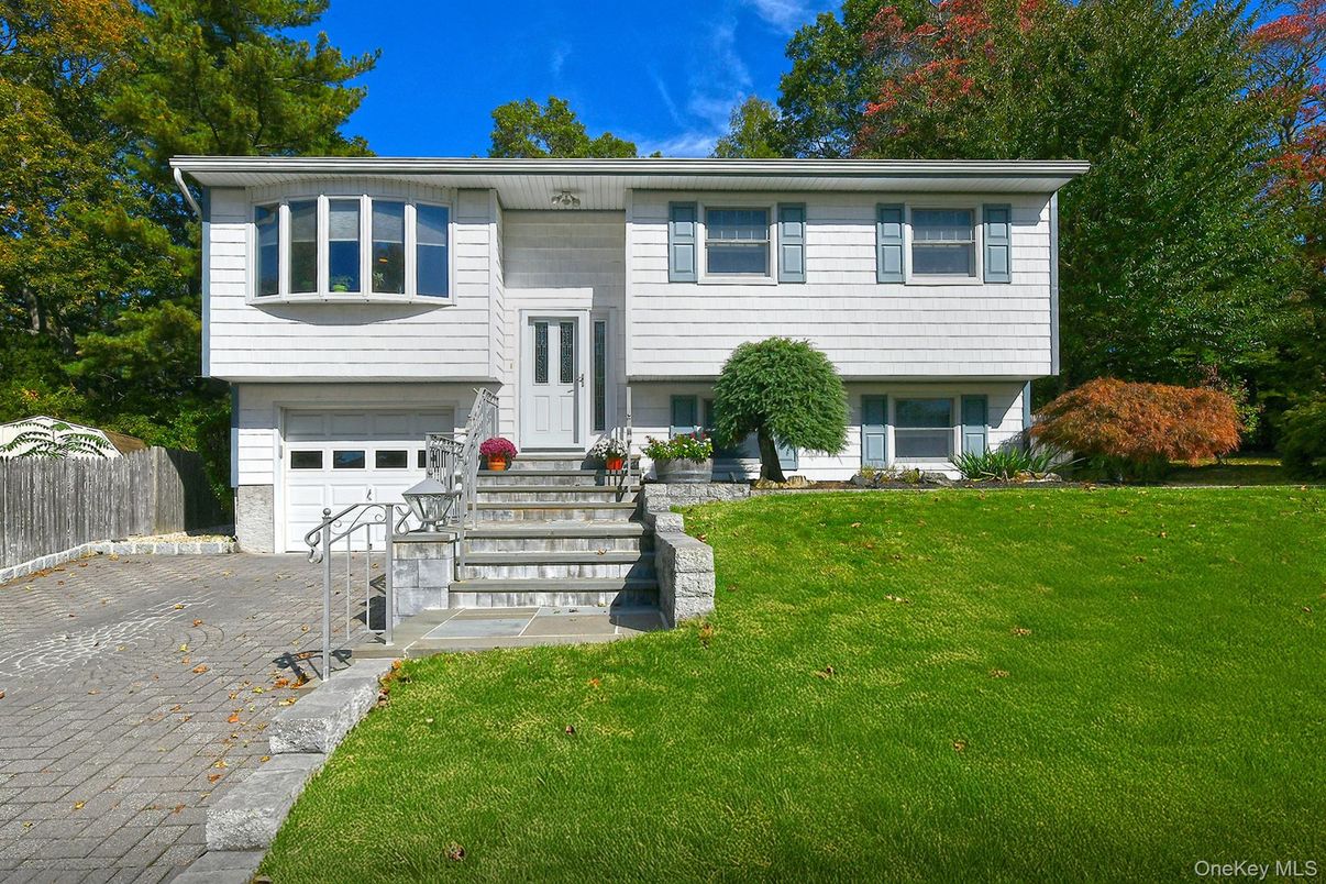 Attached, Exterior, Facade, Raised Ranch