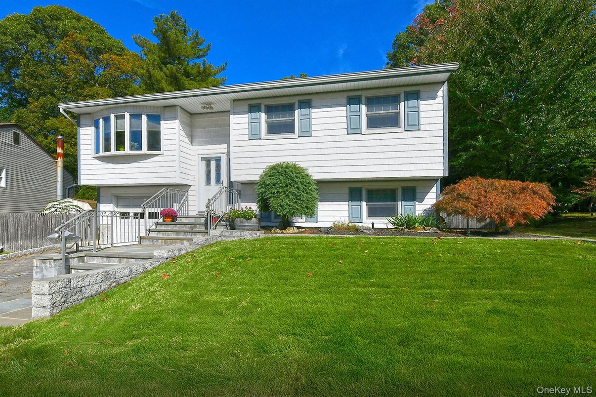 Exterior, Facade, Raised Ranch