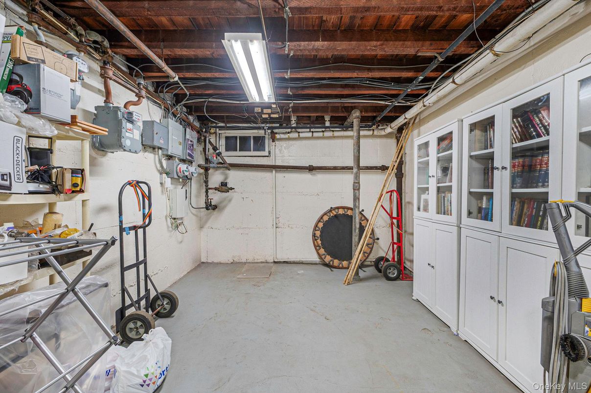 Garage, Interior, Wooden Beams