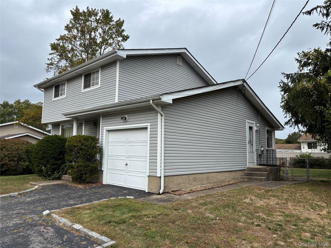Attached, Exterior, Facade, American Craftsman