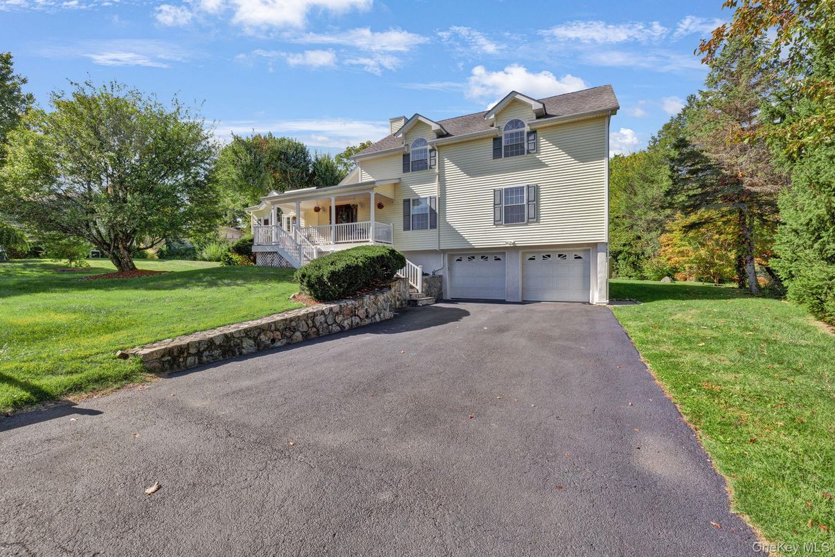 Attached, Exterior, Facade, Raised Ranch