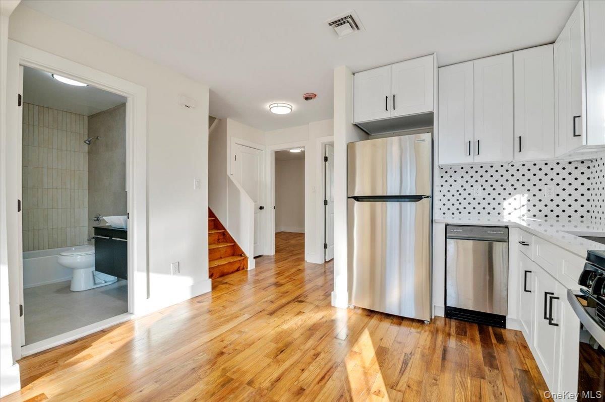 Bathroom, Interior, Kitchen, Stainless Steel Appliances, Wood Texture Flooring