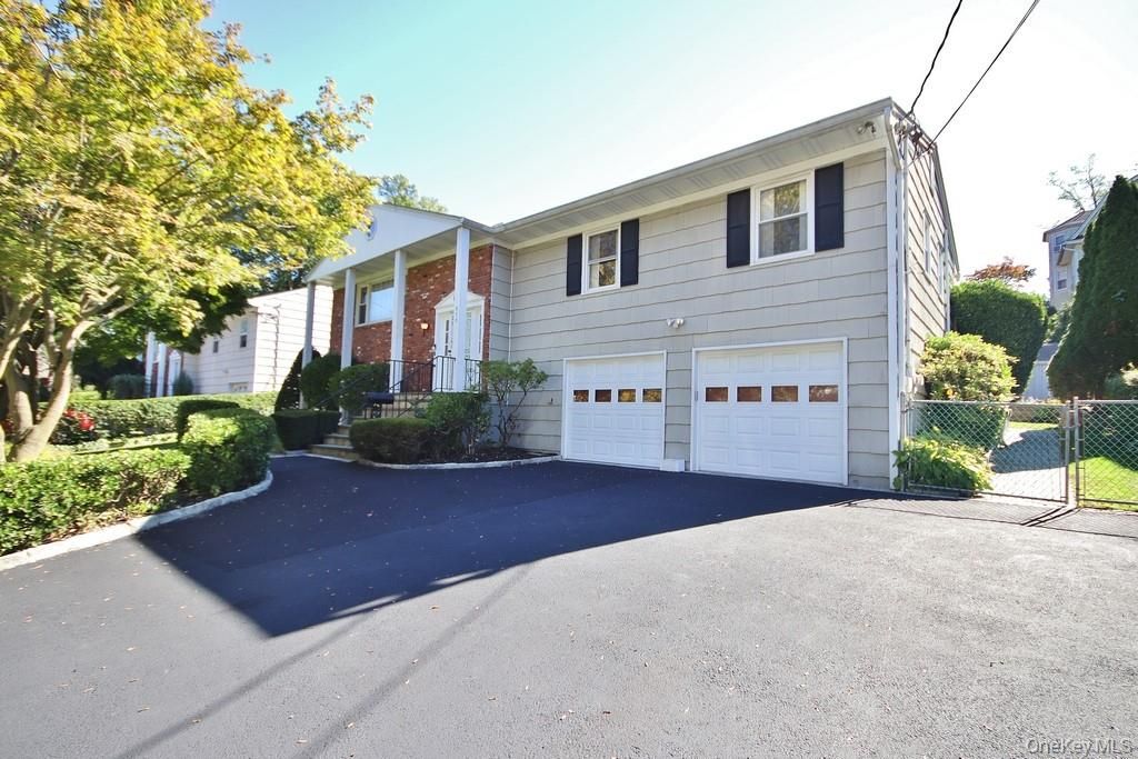 Attached, Exterior, Facade, Brick Facade, Raised Ranch