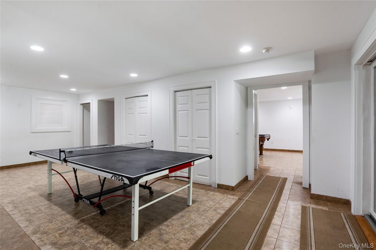 Game Room, Interior, Recessed Lighting