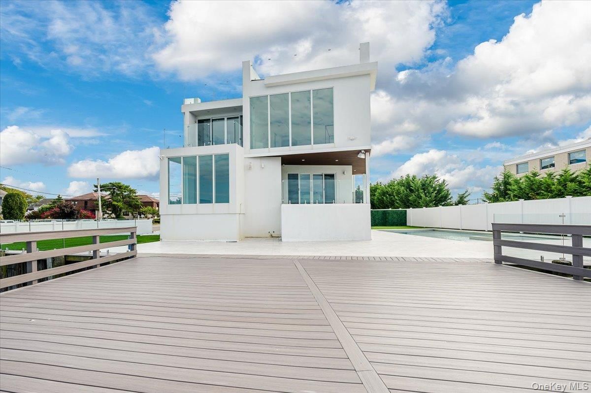 Backyard, Exterior, Facade, Pool, Modern