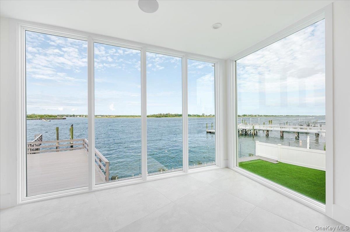 Empty room, Interior, Water