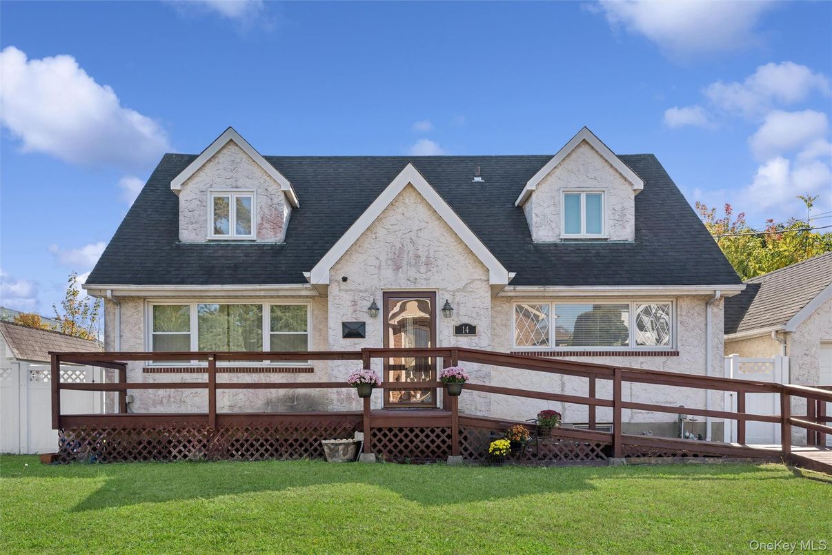 Exterior, Facade, Cape Cod