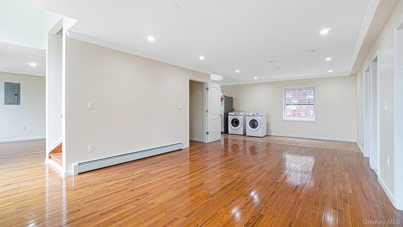 Empty room, Interior, Recessed Lighting, Washer, Wood Texture Flooring