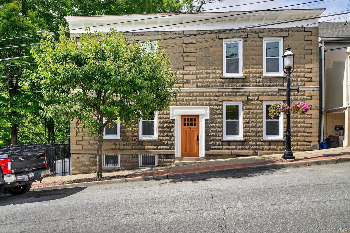 Exterior, Facade, Rowhouse