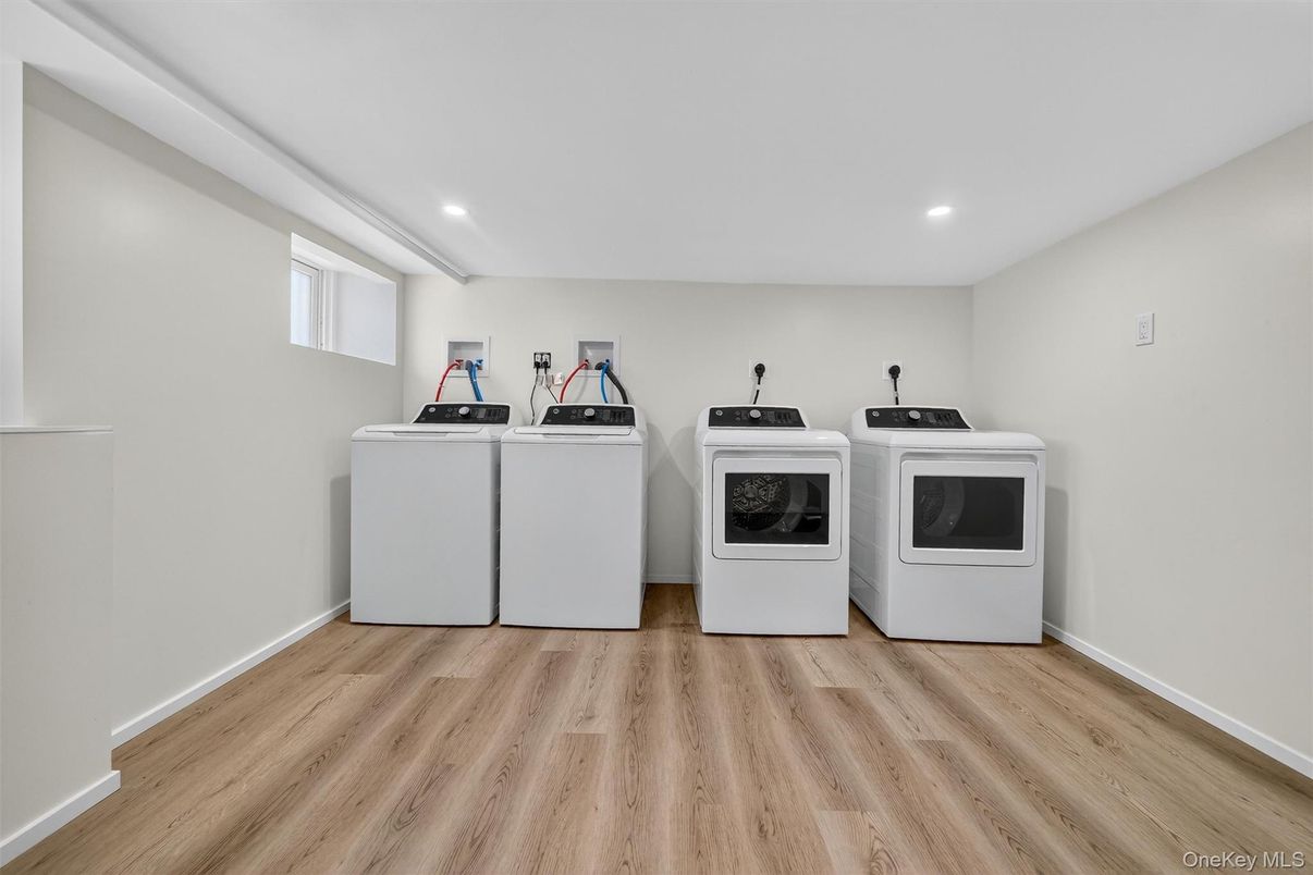 Interior, Recessed Lighting, Washer, Wood Texture Flooring