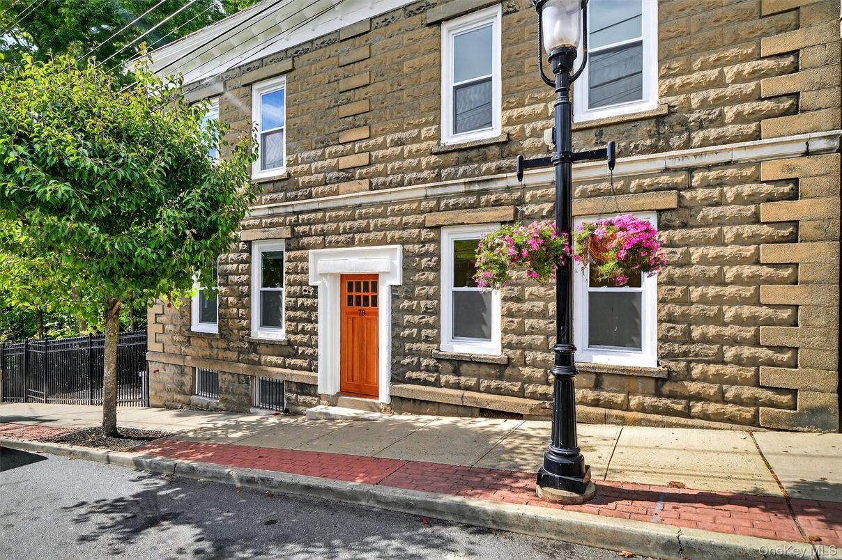 Exterior, Facade, Rowhouse