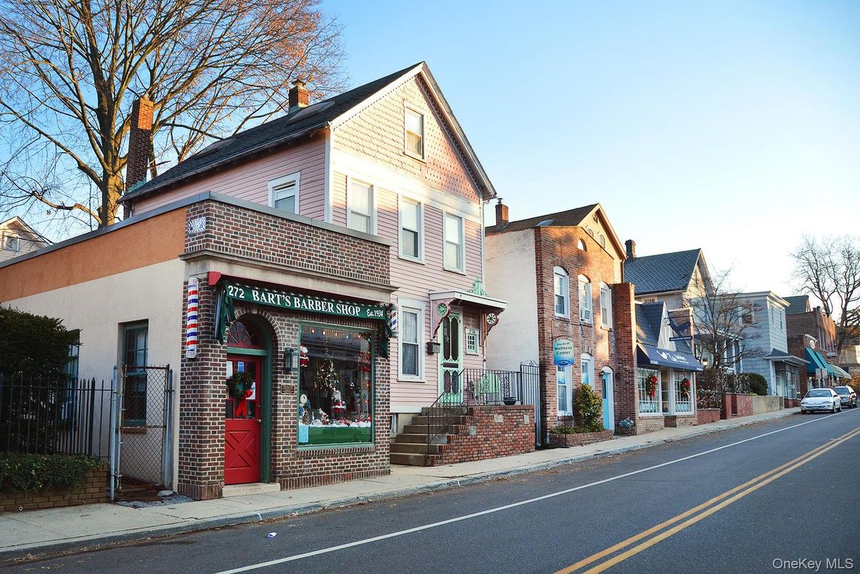 Exterior, Facade, Rowhouse