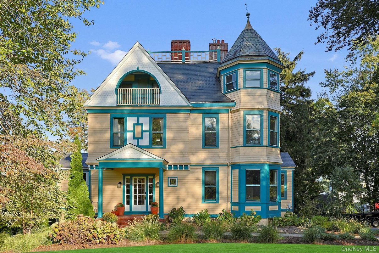 Exterior, Facade, Queen Anne Victorian
