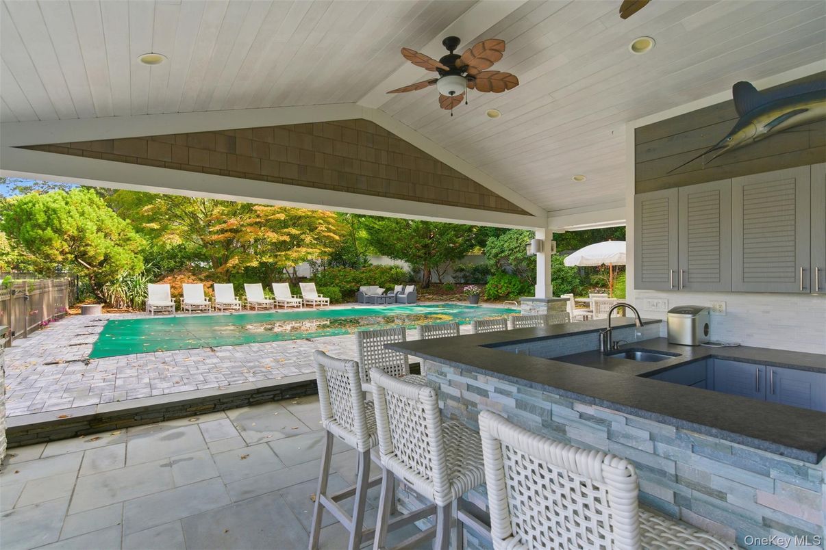 Exterior, Outdoor Kitchen, Pool